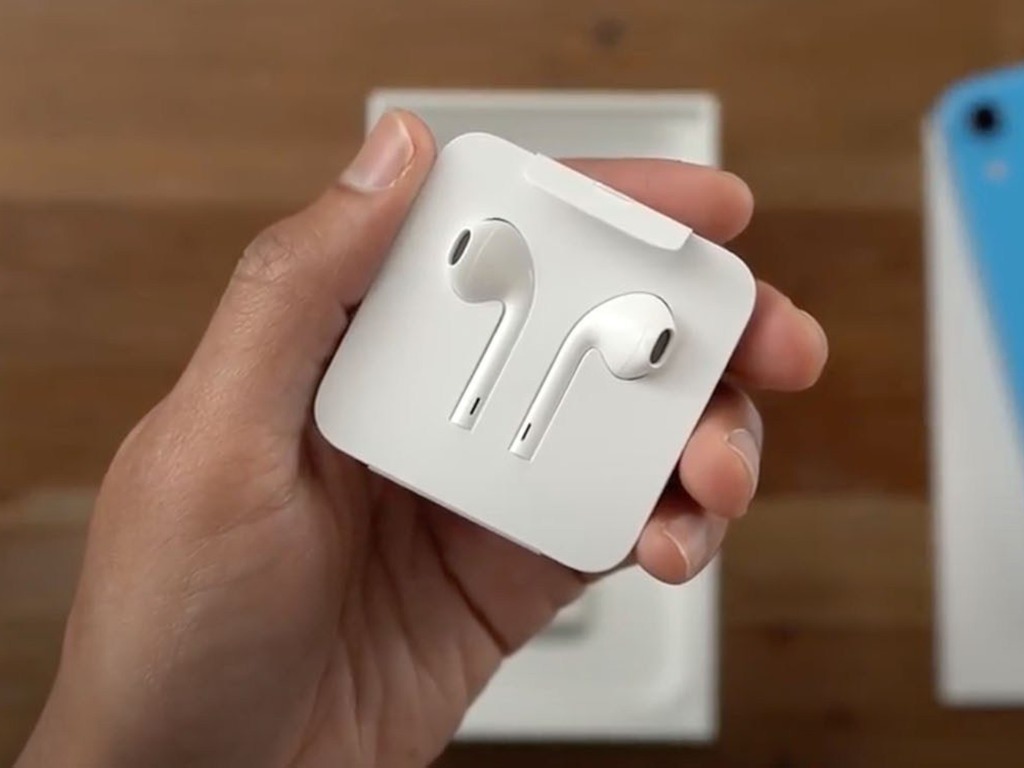 iphone 12 with earpods