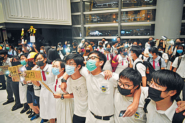 楊潤雄：《榮光》屬政治宣傳 校園禁唱 允學生演奏 香島中學教師不獲續約