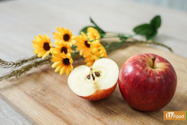 4. 吃蘋果可改善口臭？  有些人說吃蘋果，或纖維豐富的食物可以減低口臭，它們只有一個原因較合理，纖維可幫助清潔牙齒表面，減少細菌積聚，所以細菌積聚少了，食物渣滓腐化情況少了。纖維豐富的食物如蔬菜中，蛋白質含量不太高，就算細菌分解纖維，第一、分解不到，第二、沒有蛋白質，釋出硫化物的機會較少，相對不易有口臭。喜歡食肉的人容易有口臭、體味較濃，就是這個原因。但也要留意均衡飲食，不要只吃纖維，不吃肉類。