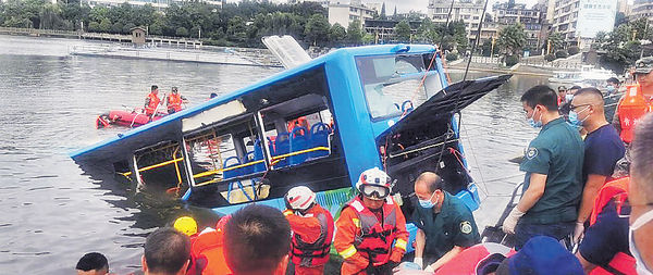 載多名高考生 貴州巴士墜水庫 21死15傷