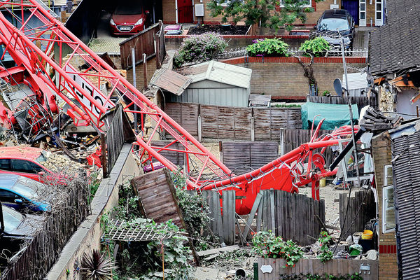 倫敦天秤倒塌 壓毀民房1死4傷