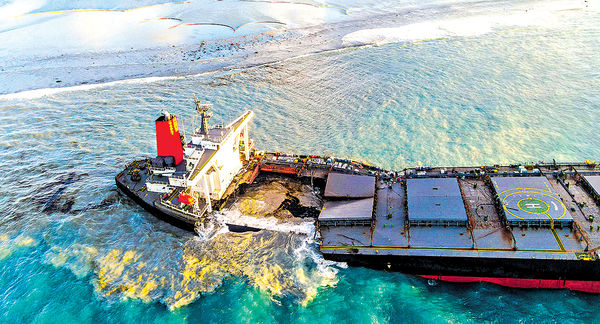 日本貨輪毛里裘斯觸礁 斷兩截漏燃油