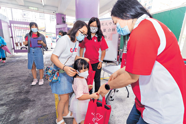 新地中秋送暖 贈基層食品防疫包