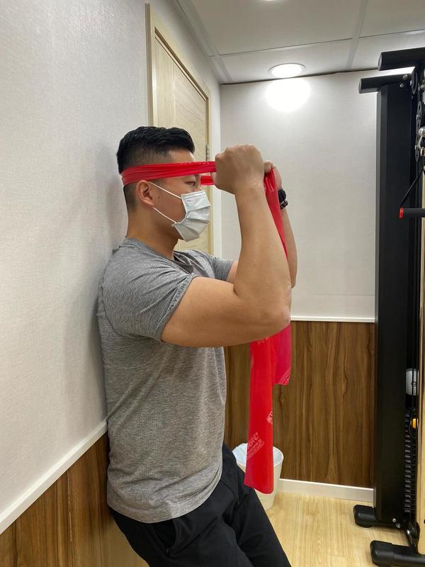 【頸痛腫脹】常低頭玩電話致頸腫成「富貴包」 3個拉伸運動紓緩肩頸酸痛