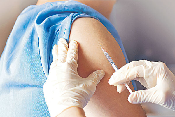 防雙疫夾擊 私醫接查詢多兩三成 市民搶打流感針 疫苗12月恐斷貨