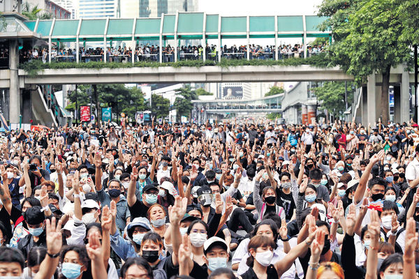 曼谷續爆示威 無視禁令 反政府領袖等22人被捕