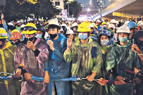 泰總理讓步撤緊急令 示威者促3日內下台
