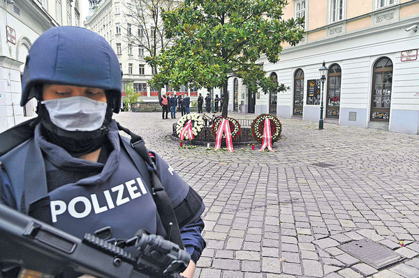 維也納恐襲拘14人 伊斯蘭國承認責任