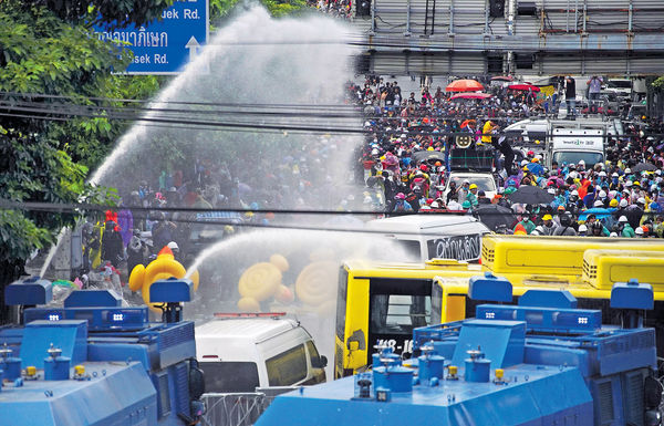 泰示威者包圍國會 警施水炮催淚彈