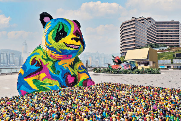 捷克藝術家用樂高砌成巨型熊貓 登陸尖沙咀