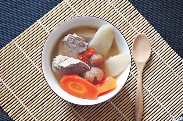 補腎養脾胃：鮮淮山紅蘿蔔薯仔瘦肉湯