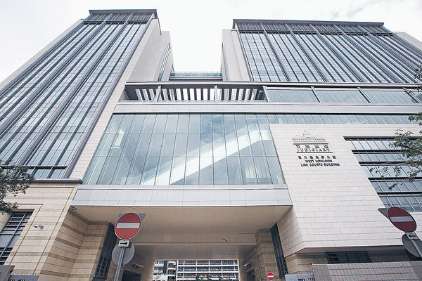 男生庭內舉「五一」手勢 法官喝止