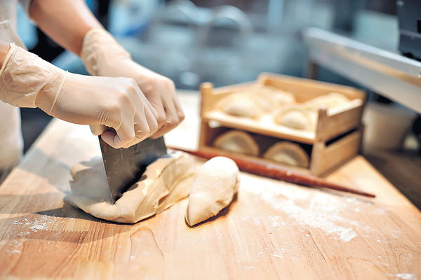 「餃子駅」人手現場擀皮 打造多款創新口味