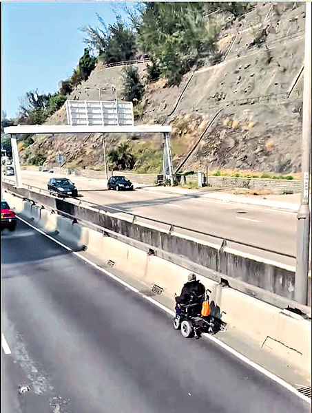 電動輪椅翁闖呈祥道 好心司機「護駕」獲讚