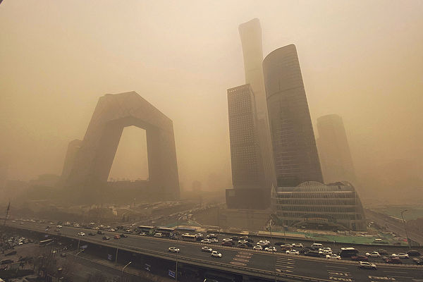 內地10年最強沙塵暴 北京漫天黃沙 空氣污染爆錶