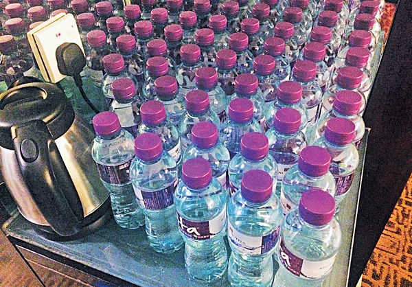 檢疫酒店濫派即棄品 21日提供84支水 環團憂月增36萬個廢膠樽
