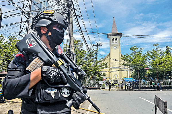 印尼教堂自殺式襲擊 2施襲者亡14傷