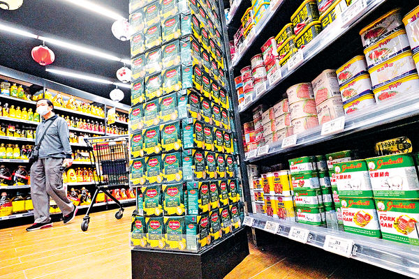 兩大超市貨品 疫市加價1.9% 罐頭食物按年升近2成