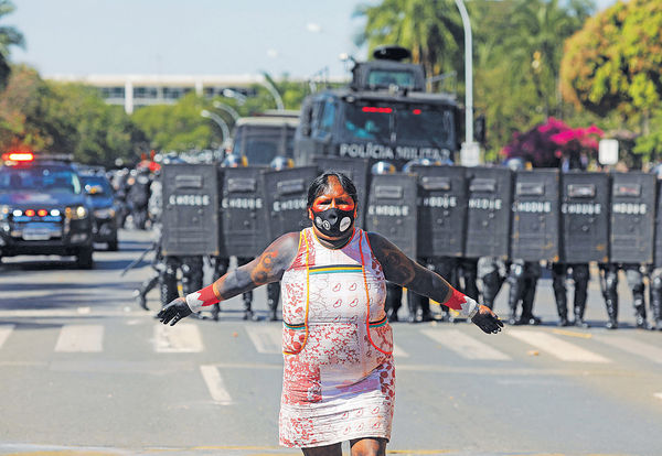 不滿國會議案威脅生態 巴西原住民與警衝突