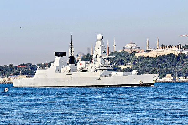 英艦闖黑海水域 俄軍警告射擊