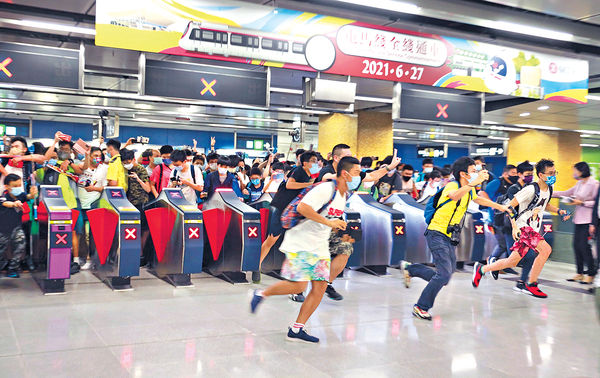 屯馬綫全綫通車 逾百人搶搭頭班車 九龍城食肆人流倍增 「搬機場後最旺」