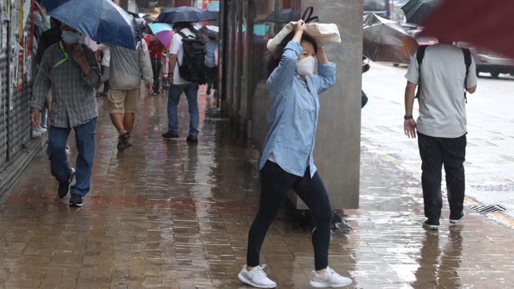 極端天氣｜上班時段發黑雨惹爭議 天文台強調已盡早發信號 - 晴報 - 時事 - 要聞 - D210629