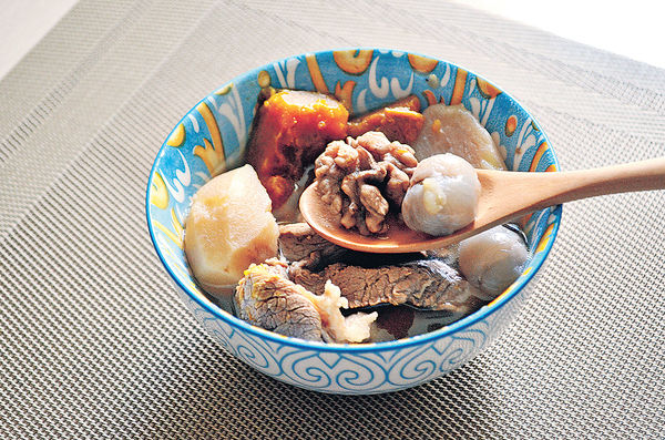 健脾胃湯︰南瓜薯仔鮮龍眼合桃瘦肉湯