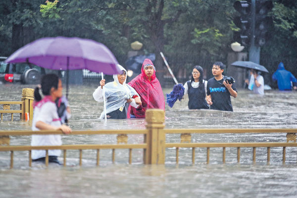 鄭州暴雨25死7失蹤 千年一遇 一小時降雨200毫米 水淹地鐵險沒頂