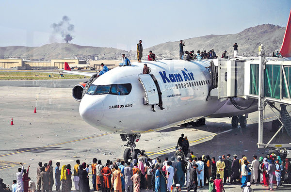 喀布爾機場逃亡潮釀8死 阿富汗變天 民眾攀軍機墮斃