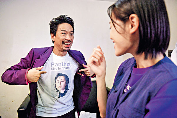 扮演星級經理人Eric Kwok將陳蕾着上身