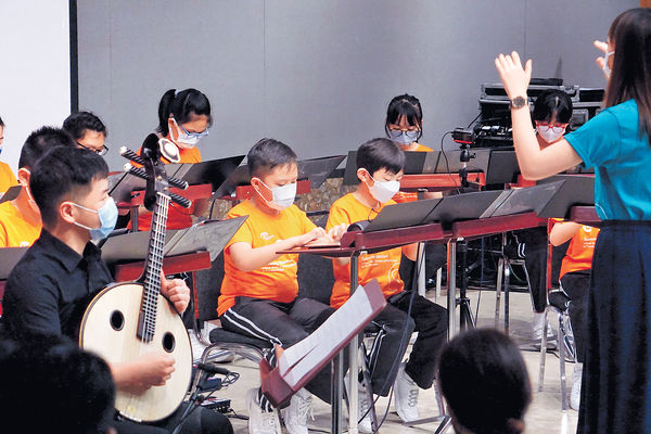 音樂家創立e-樂團 學生用iPad開電子音樂會
