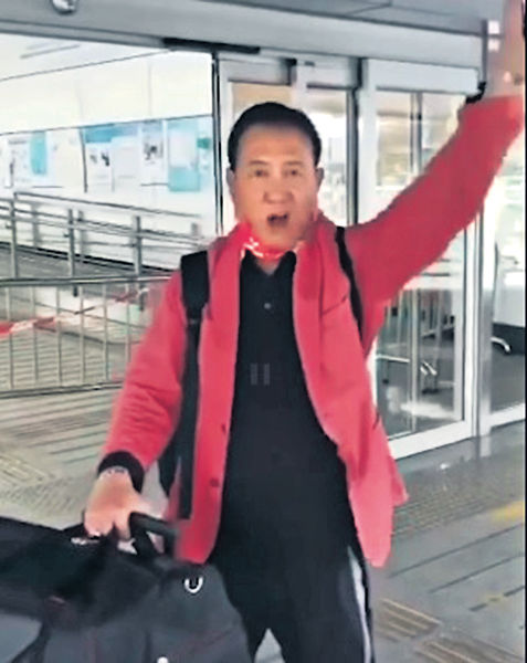 無戴口罩關口高呼 萬梓良疑被阻止拍片