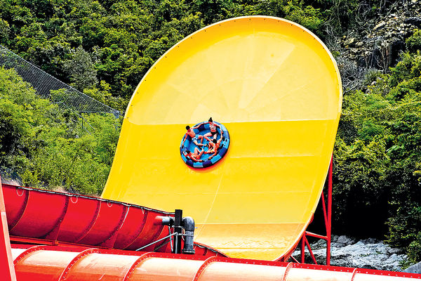 水上樂園中秋開 沖天瀑布坐水泡70度角衝頂 急流漩渦極速體驗離心力