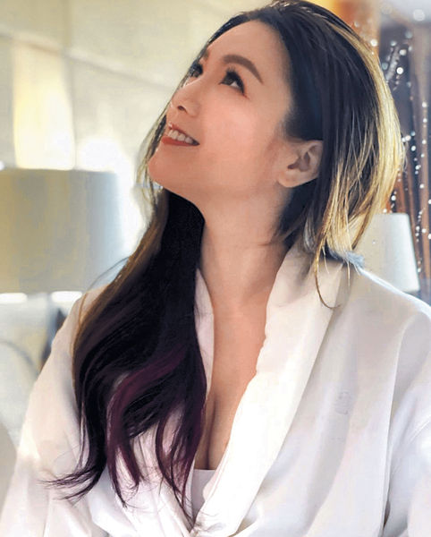 Staycation玩吹泡泡 苟芸慧曬3吋事業綫