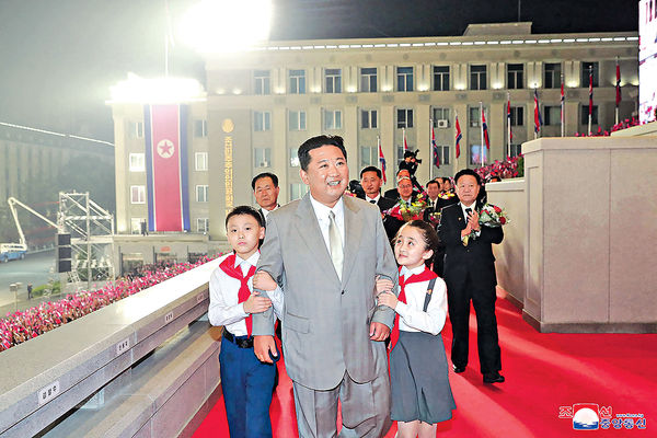 北韓夜間閱兵 金正恩出席惟無講話