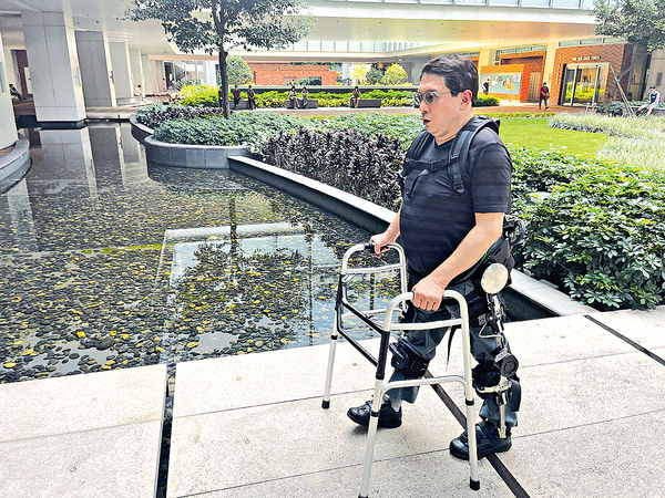 復康機械腳助脊癱者站起來 港大辦接力賽 盼籌百萬增購