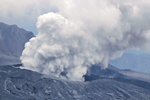 日本阿蘇火山爆發 暫無傷亡損毀