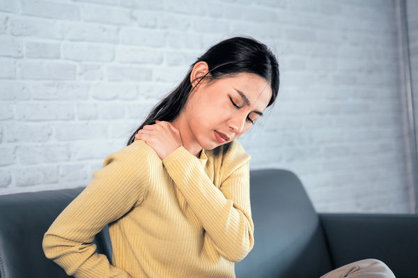 肩頸痛手麻木 原來是神經根型頸椎病