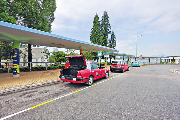 12電動的士後年試驗 最少設10充電器 不限「紅藍綠」 大嶼山西貢先行