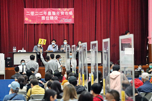 維園年宵「檔王」 5.1萬成交 「桃花大王」：年花最少貴3成