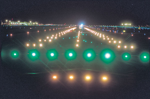 目標2035減55% 機場明年換LED跑道燈 減萬噸碳排放