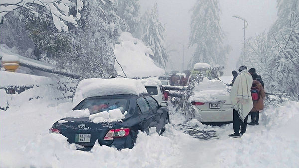 巴基斯坦度假區雪災 22人困車內亡