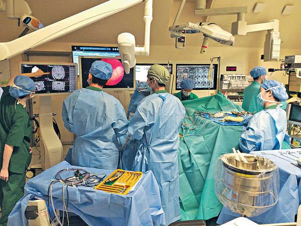 神經外科微創 4K直播省時 伊院5G手術室助跨專科合作