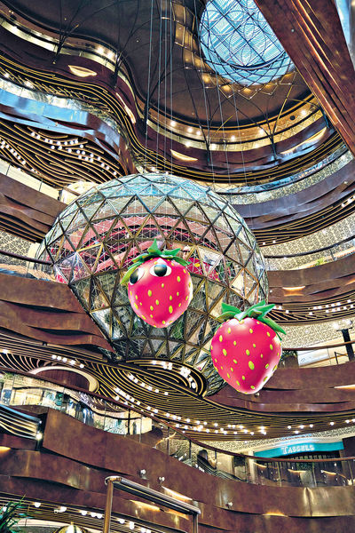 K11 MUSEA化身英式莊園宅邸 「巨型草莓」迎春