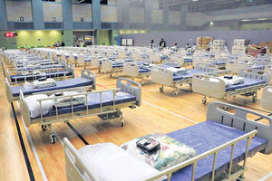 增6067新症19死 防疫研再收緊 等入院者獲派電子手環 體育館改裝收長者
