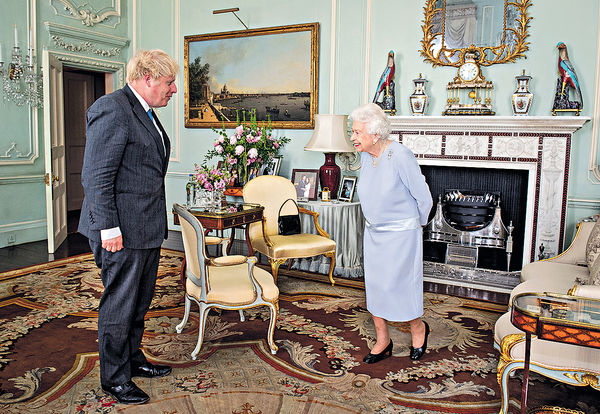 英女王確診未癒 透過電話接見約翰遜