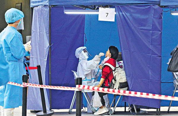 全民檢測准每戶1人外出購物 消息指警將助圍封