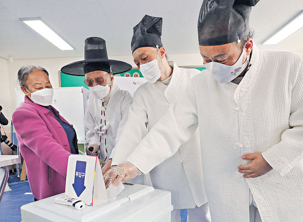 南韓大選票站調查 兩候選人勢均力敵 