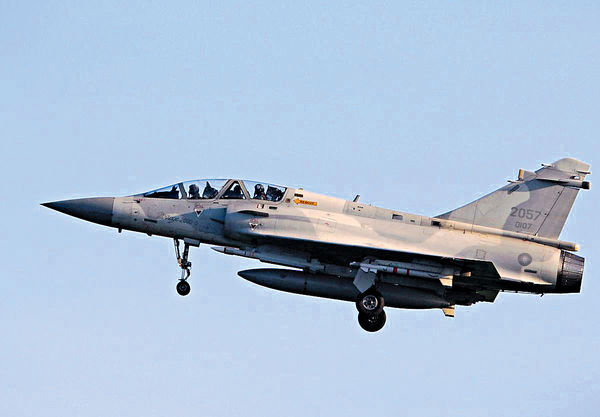 台幻影2000戰機墜海 機師跳傘獲救