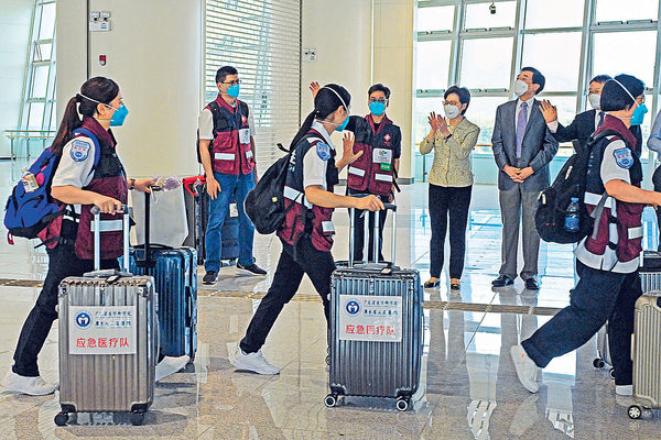 300內地醫護抵港支援 林鄭：市民應感恩